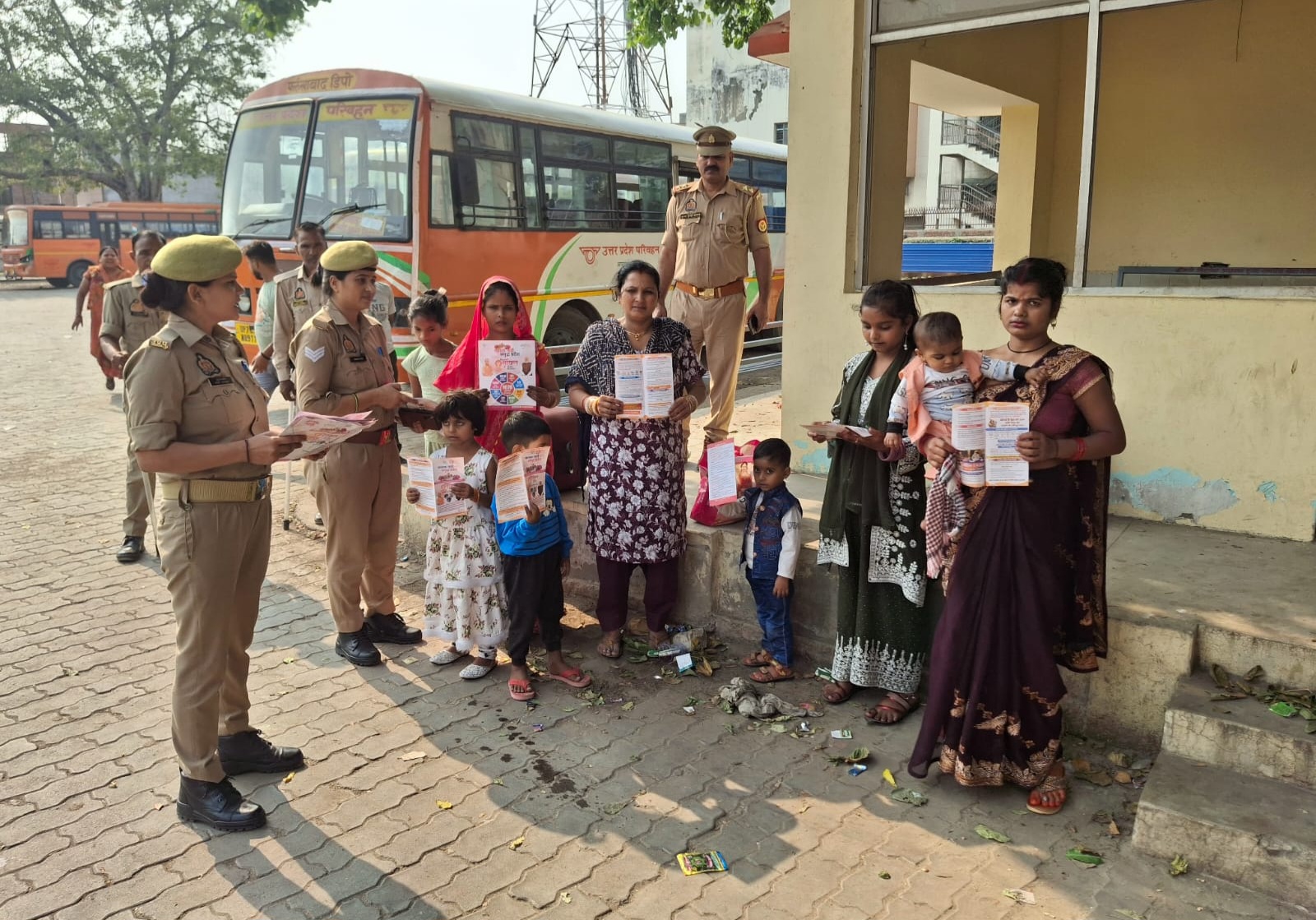 फर्रुखाबाद:थाना कादरीगेट पुलिस ने महिलाओं व बालिकाओं को किया जागरूक, बताया हेल्पलाइन नंबरों का महत्व