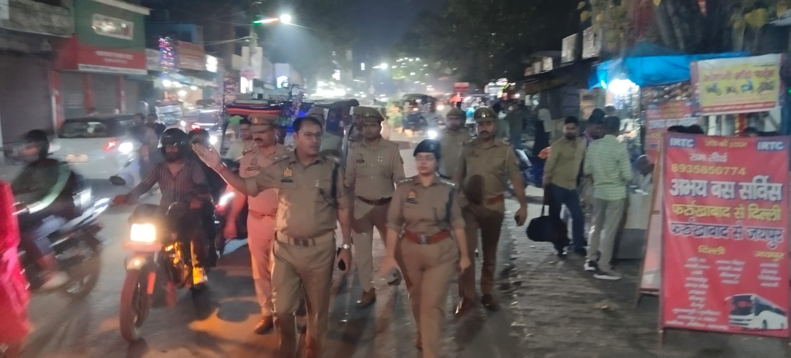 फर्रुखाबाद:त्यौहारों के मद्देनज़र पुलिस प्रशासन अलर्ट — अपर पुलिस अधीक्षक एवं क्षेत्राधिकारी नगर ने किया पैदल गश्त।