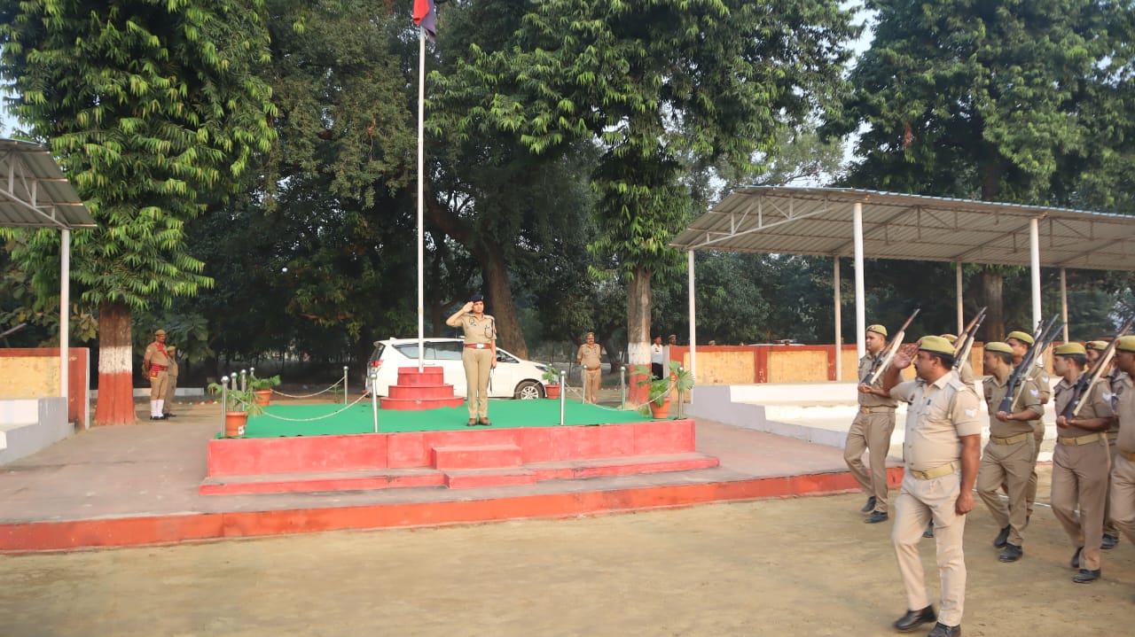 फर्रुखाबाद:पुलिस अधीक्षक आरती सिंह ने शुक्रवार परेड की ली सलामी, अनुशासन एवं व्यवस्था पर दिया जोर