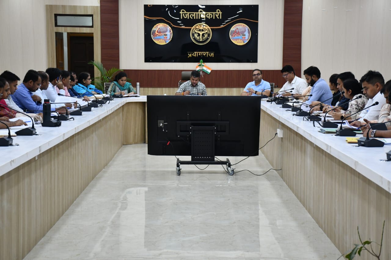 प्रयागराज: जिलाधिकारी/जिला निर्वाचन अधिकारी ने समस्त निर्वाचक रजिस्ट्रीकरण अधिकारी एवं सहायक निर्वाचक रजिस्ट्रीकरण अधिकारियों के साथ आगामी विशेष प्रगाढ़ पुनरीक्षण की तैयारियों के सम्बन्ध में की बैठक