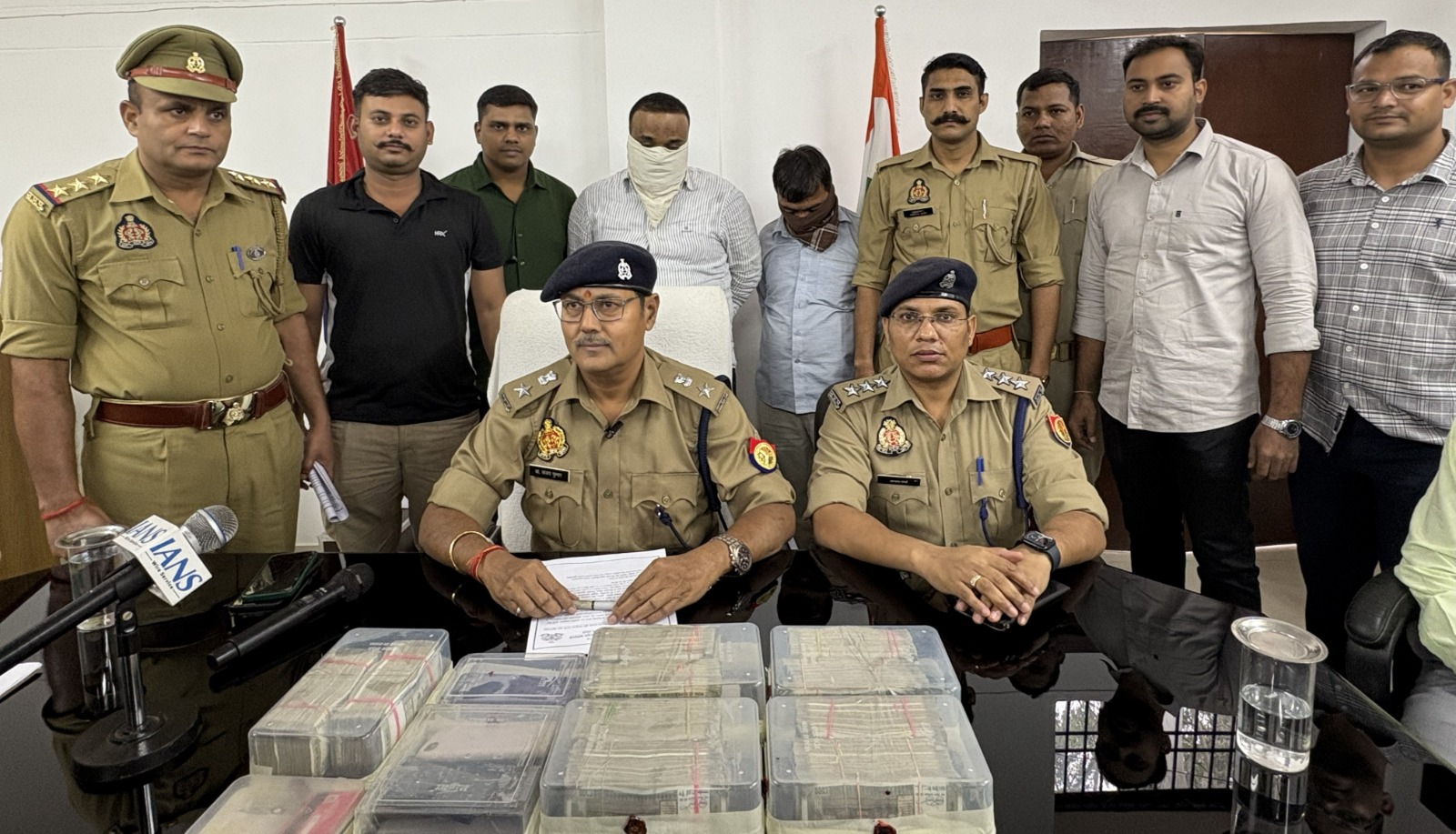फर्रुखाबाद साइबर क्राइम पुलिस ने 40 लाख की साइबर ठगी का किया खुलासा, दो शातिर गिरफ्तार।