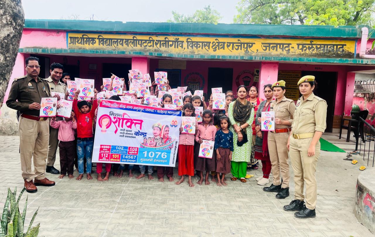 फर्रुखाबाद:थाना अमृतपुर की एंटी रोमियो टीम ने छात्राओं को किया जागरूक, दी सुरक्षा संबंधी जानकारी