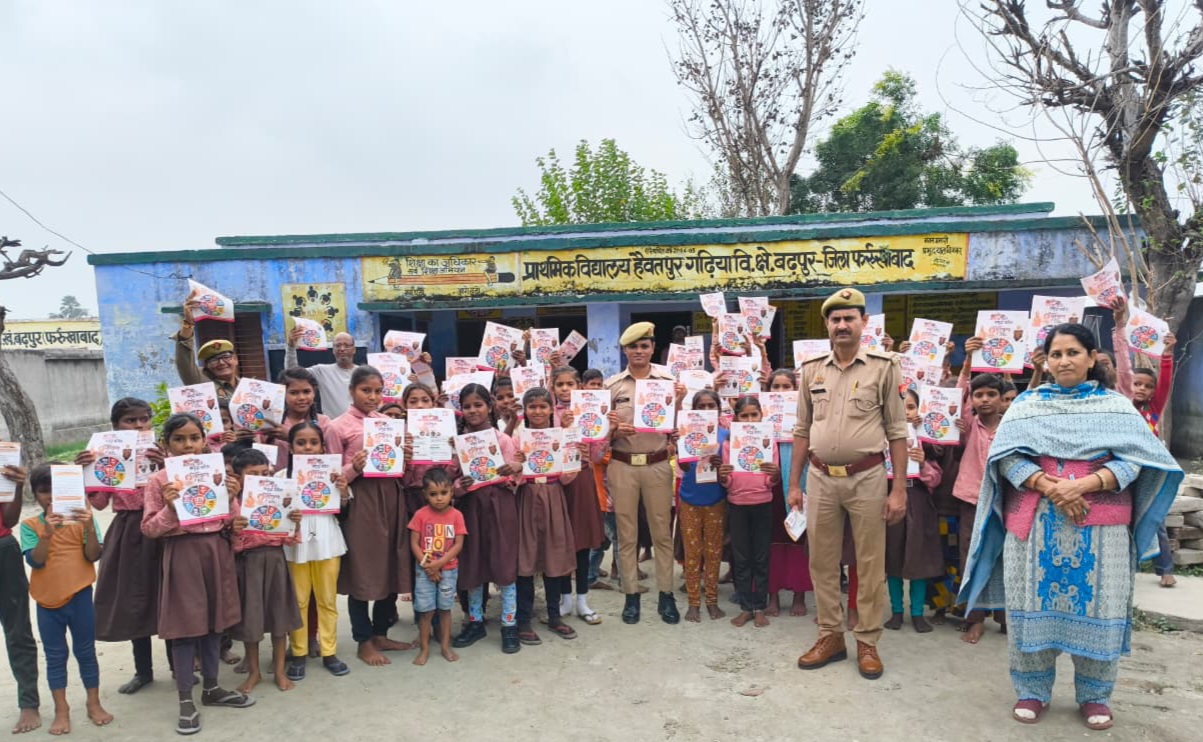 फर्रुखाबाद:मिशन शक्ति टीम ने थाना मऊदरवाजा क्षेत्र में बालिकाओं को किया सशक्त और जागरूक ।