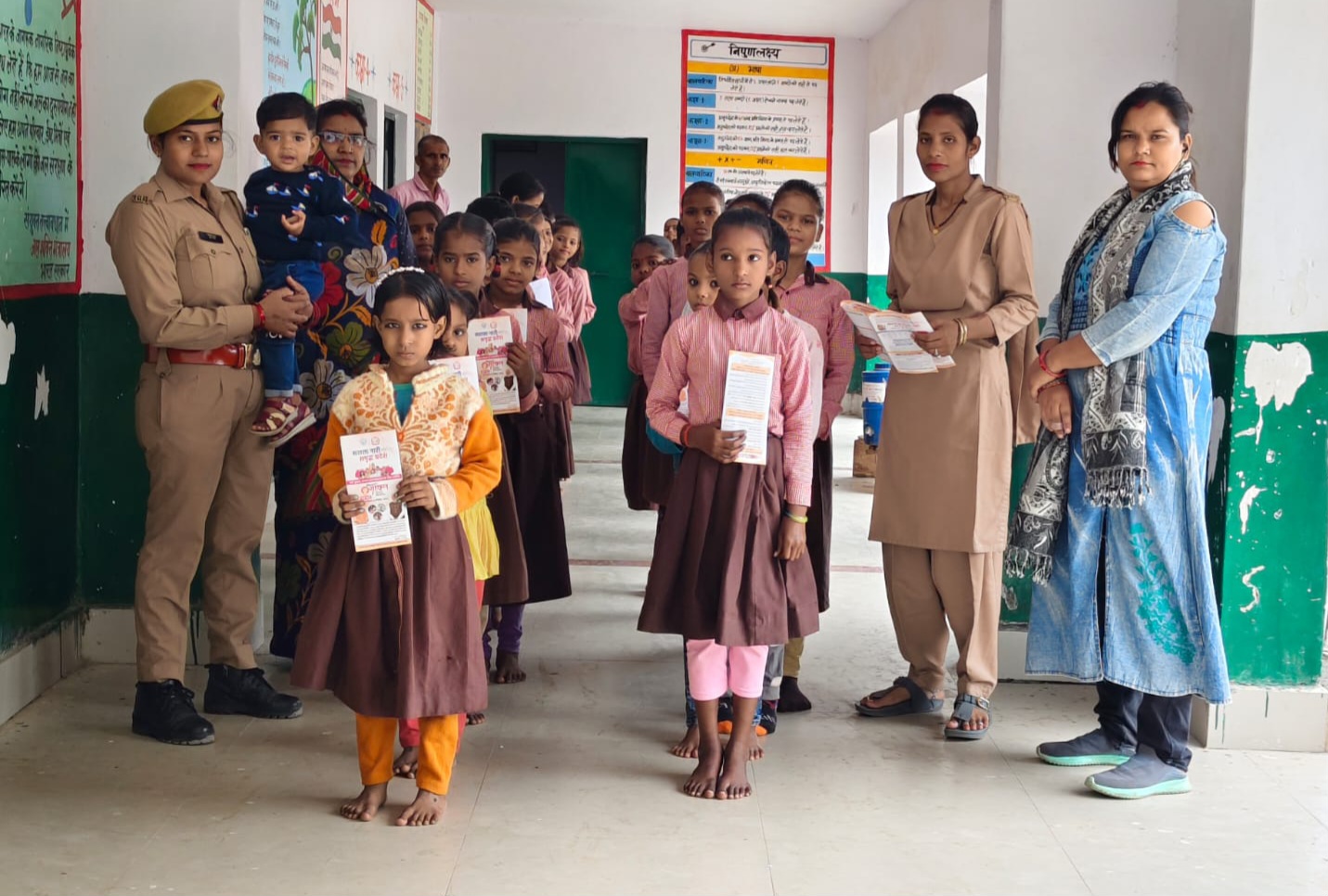 फर्रुखाबाद:मिशन शक्ति अभियान के तहत थाना कादरीगेट क्षेत्र में बालिकाओं को किया गया सशक्त व जागरूक।
