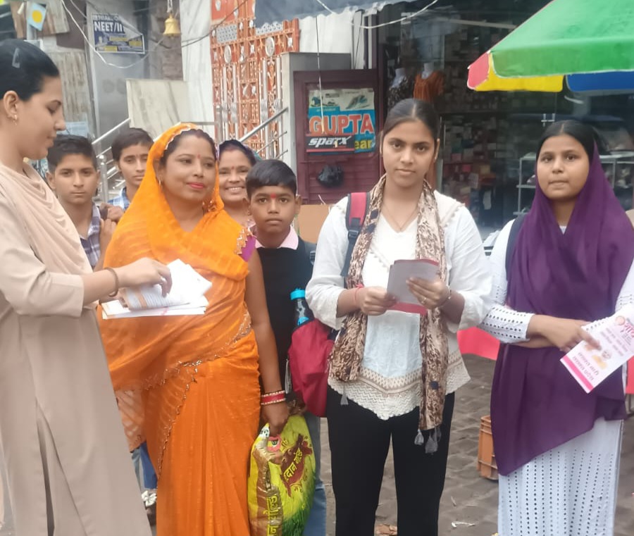 फर्रुखाबाद: मिशन शक्ति टीम ने कोतवाली फतेहगढ़ क्षेत्र में बालिकाओं को किया सशक्त व जागरूक