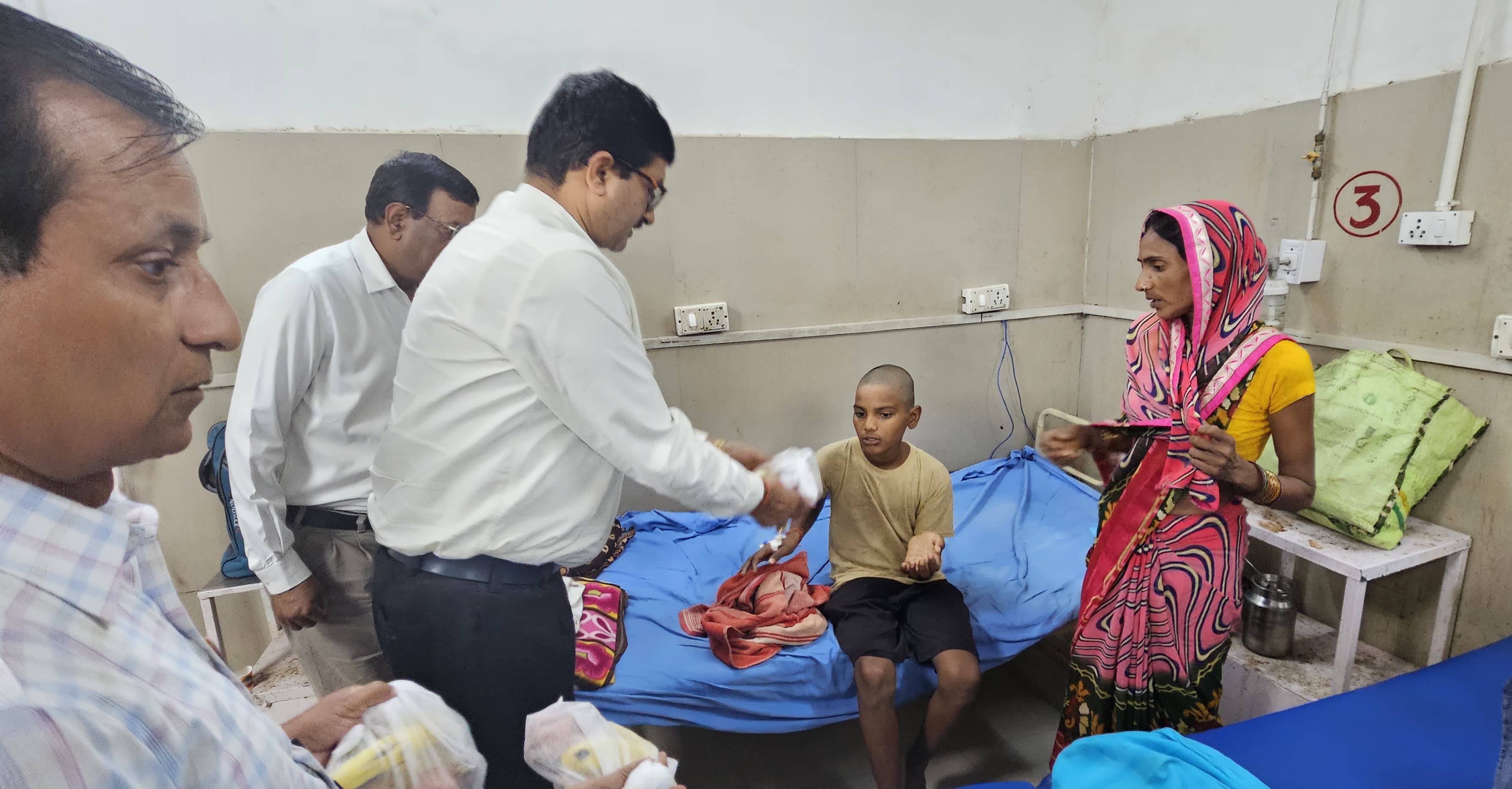 फर्रुखाबाद:राष्ट्रीय एकता दिवस पर डीएम ने मरीजों को बांटे फल, की स्वास्थ्य लाभ की कामना