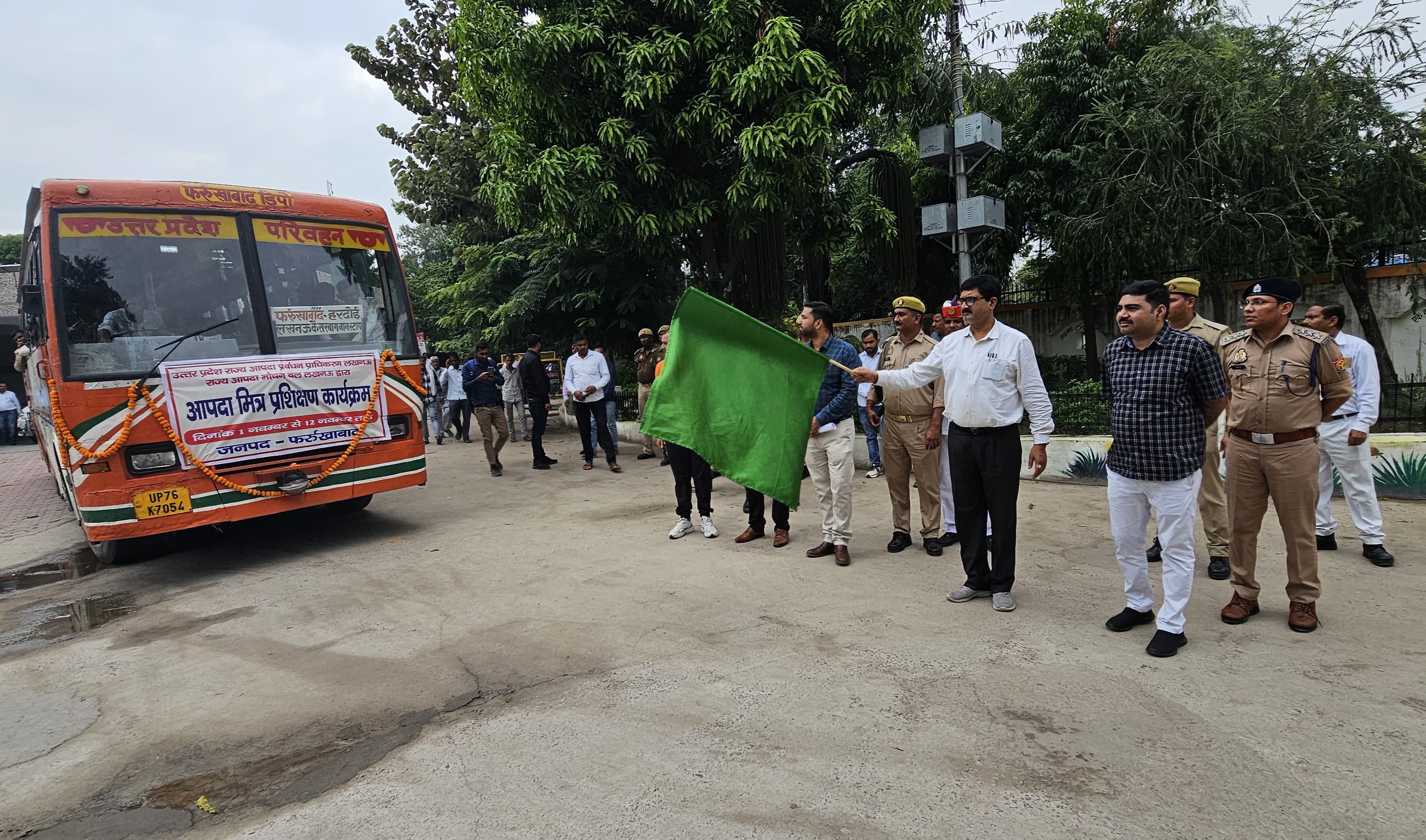 फर्रुखाबाद:जिलाधिकारी ने आपदा मित्र प्रशिक्षण दल को लखनऊ के लिए किया रवाना।