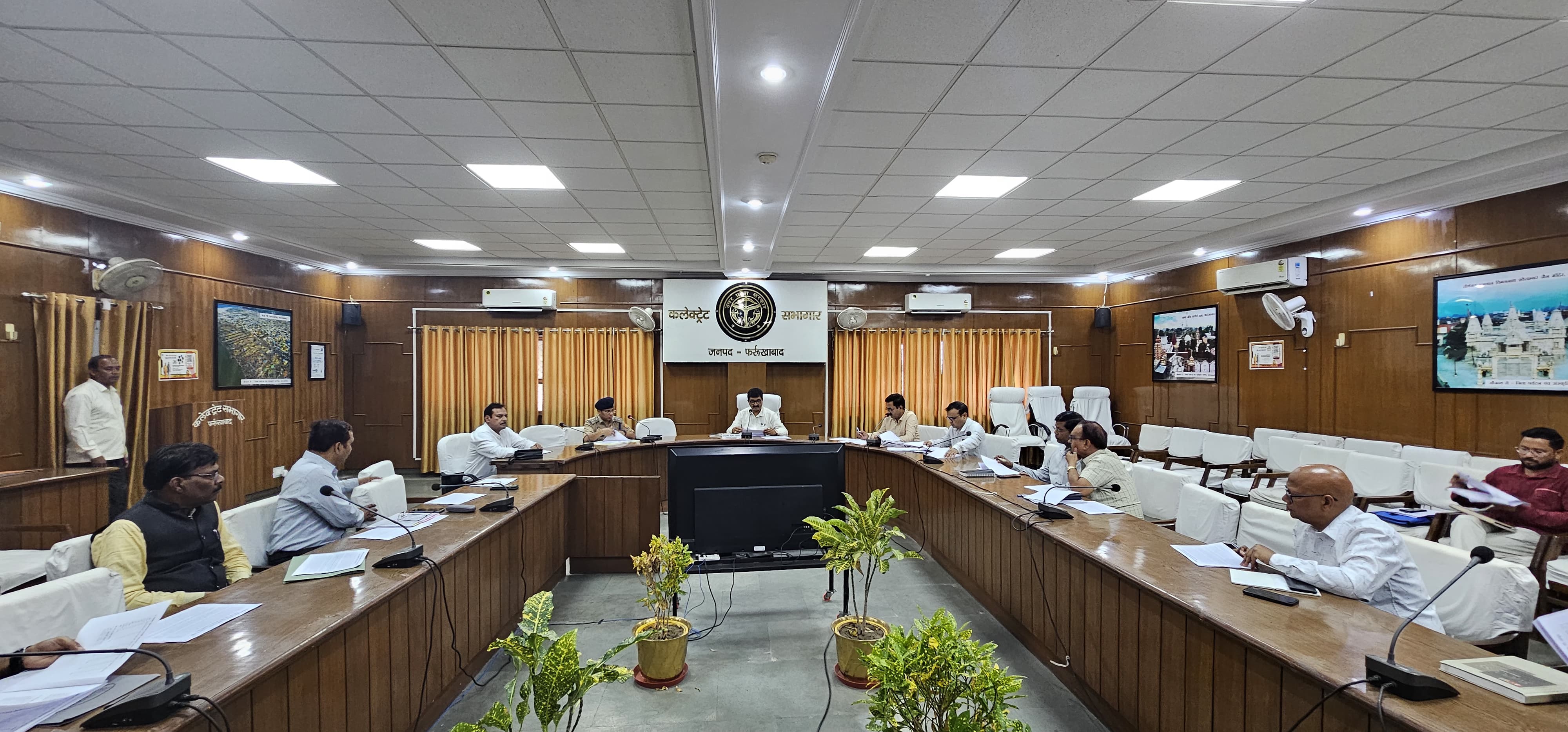 फर्रुखाबाद:“नो हेल्मेट, नो फ्यूल” अभियान से सड़क सुरक्षा को मिलेगी मजबूती, डीएम की अध्यक्षता में सड़क सुरक्षा समिति की बैठक सम्पन्न