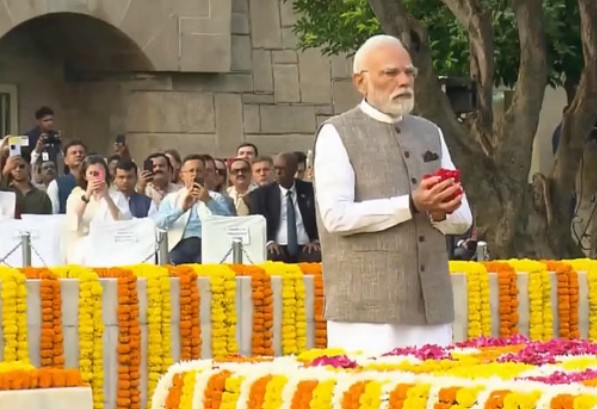 पीएम मोदी ने महात्मा गांधी को किया नमन, राजघाट पर श्रद्धांजलि अर्पित की