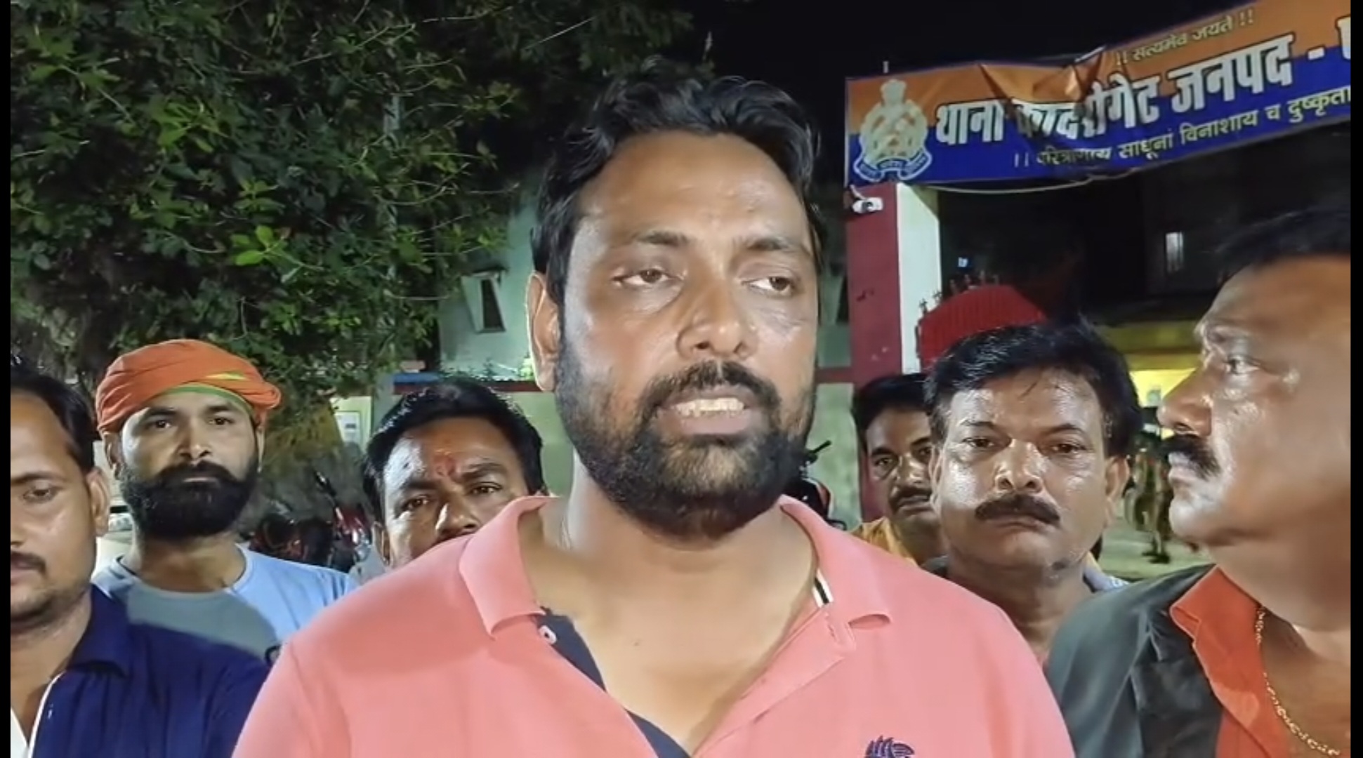 फर्रुखाबाद:पुलिस पर युवक से बर्बरता का आरोप, मानवाधिकार संगठन ने किया थाने का घेराव