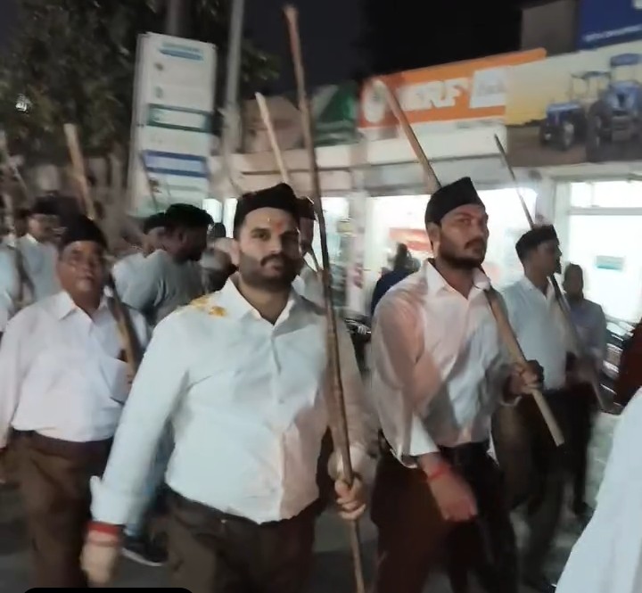 लखीमपुर खीरी : राष्ट्रीय स्वयंसेवक संघ गोला नगर में शताब्दी वर्ष के अवसर पर निकला पथ संचलन,गणवेशधारी स्वयंसेवकों की रही सहभागिता