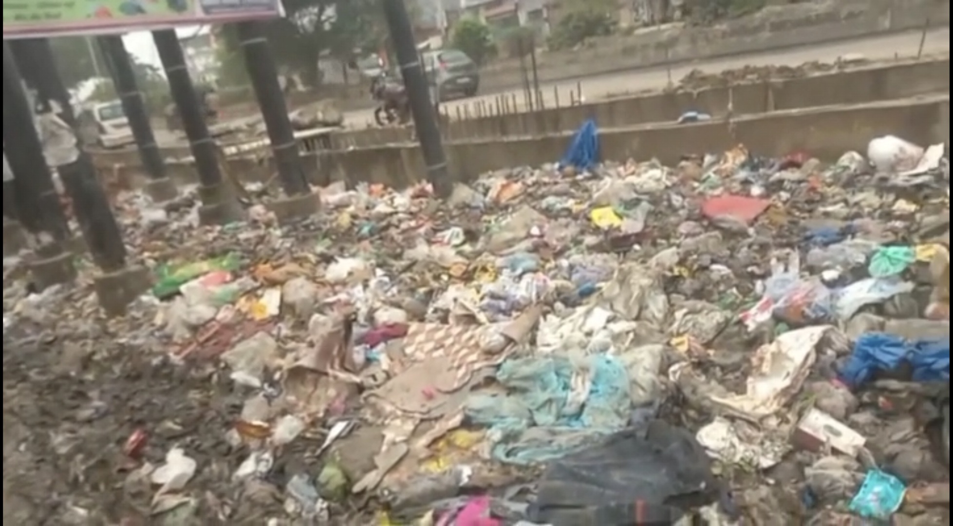 ग्रेटर नोएडा:कूड़े के ढेर से बदबू और बीमारी का खतरा — ग्रेटर नोएडा के कुलेसरा गांव में स्वच्छता व्यवस्था ठप
