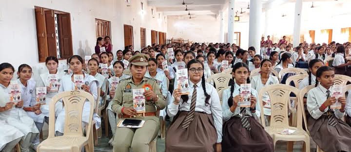 लखीमपुर खीरी : मिशन शक्ति अभियान 5.0 के अन्तर्गत महिला शक्ति टीम द्वारा सरस्वती विद्या निकेतन इंटर कॉलेज गोला की छात्राओं को किया जागरूक