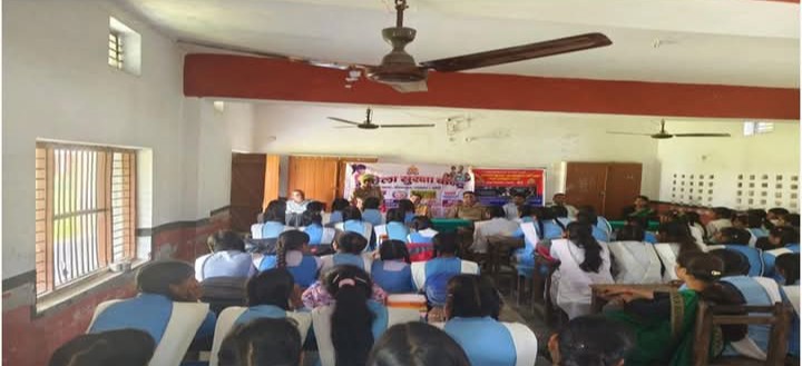 लखीमपुर खीरी : मिशन शक्ति अभियान 5.0 के अन्तर्गत थाना हैदराबाद की महिला शक्ति टीम द्वारा सरदार पटेल इण्टर कॉलेज की छात्राओं को किया गया जागरूक