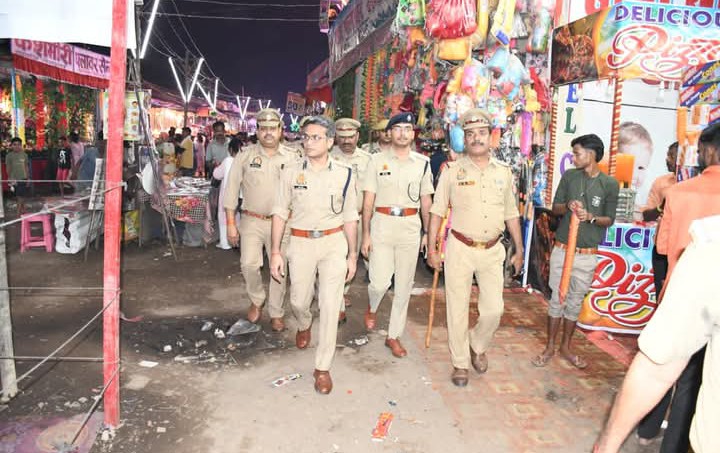 लखीमपुर खीरी : एसपी द्वारा धनतेरस एवं दीपावली त्यौहार के मद्देनजर मार्केट भ्रमण कर सुरक्षा व्यवस्था का लिया गया जायजा, दिए आवश्यक दिशा-निर्देश