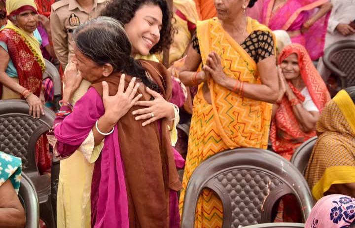 लखीमपुर खीरी : जिलाधिकारी दुर्गा शक्ति नागपाल ने वृद्धाश्रम में वृद्धजनों के साथ मनाई दीपावाली, बुजुर्गो का लिया आशीर्वाद