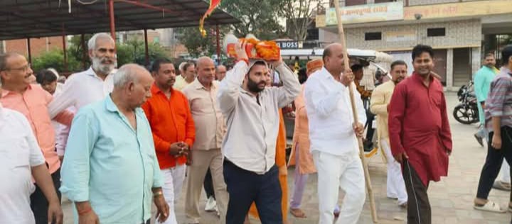 लखीमपुर खीरी : नीलकंठ मैदान में 30 अक्टूबर से प्रारंभ हो रही श्रीमद् भागवत कथा के ध्वज पूजन में शामिल हुए गोला विधायक व चेयरमैन