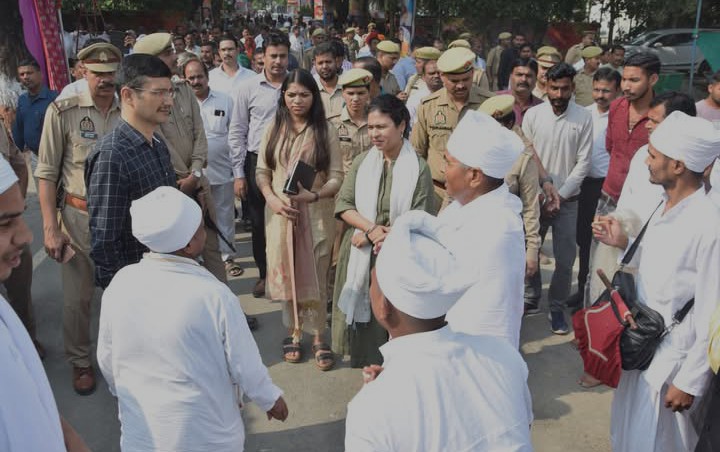 लखीमपुर खीरी : मुख्यमंत्री के आने से पहले आयुक्त ने तैयारियों का लिया जायजा, संबंधित विभाग के अधिकारियों को दिए जरूरी दिशा निर्देश