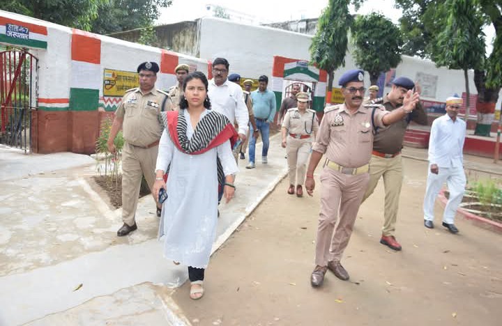 लखीमपुर खीरी : डीएम  एएसपी (पूर्वी) ने जिला कारागार का किया औचक निरीक्षण, बंदियों से संवाद कर सुविधाओं की ली जानकारी