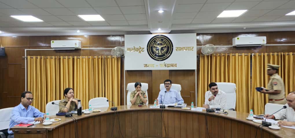 फर्रुखाबाद:जिला स्वच्छ भारत मिशन समिति की बैठक संपन्न — जिलाधिकारी ने दिए सफाई और निर्माण कार्यों में तेजी लाने के निर्देश