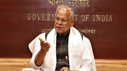 जीतन राम मांझी पर कार्यक्रम के दौरान फेंका गया पत्थर