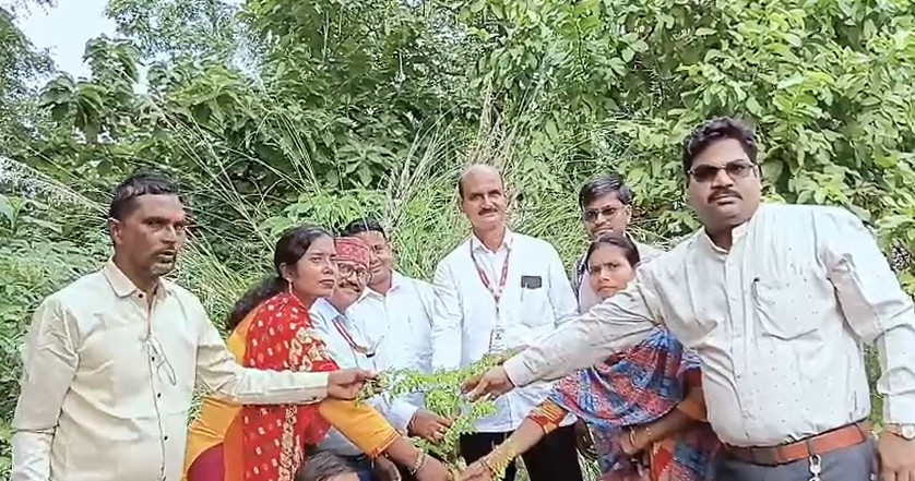 महात्मा गांधी वा लालबहादुर शास्त्री के जयंती पर राष्ट्रीय पत्रकार सुरक्षा परिषद के पदाधिकारियों ने किया वृक्षारोपण