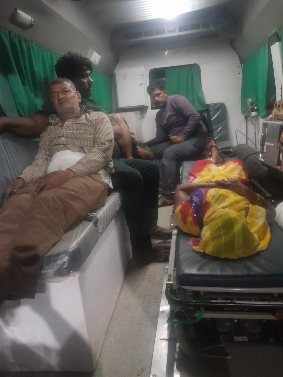 कासगंज : एक अनियंत्रित टेंपो पेड़ के बीच जा घुसा लोगों के आई चोट, बाइक सवार बाल बाल बचा