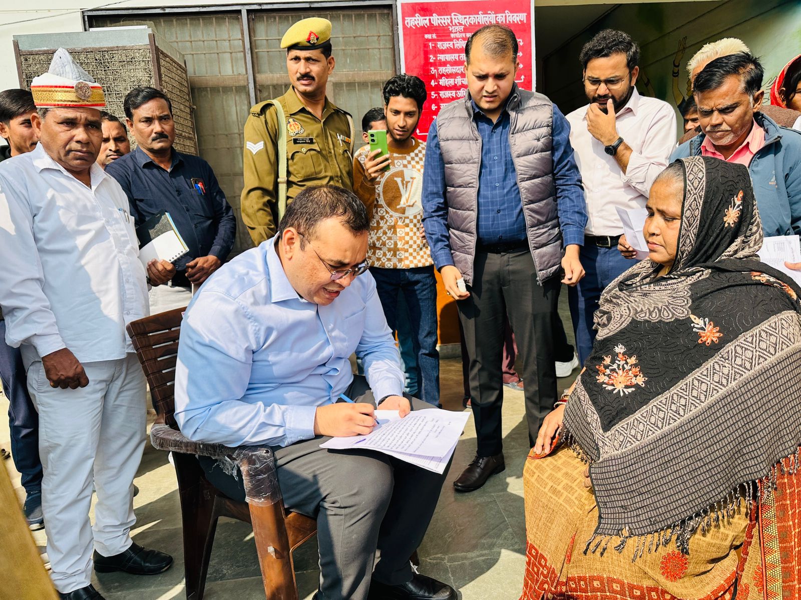 सम्पूर्ण समाधान दिवस तहसील कासगंज में दिव्यांगजनों के साथ बैठकर समस्याओं का मौके पर ही कराया निस्तारण।