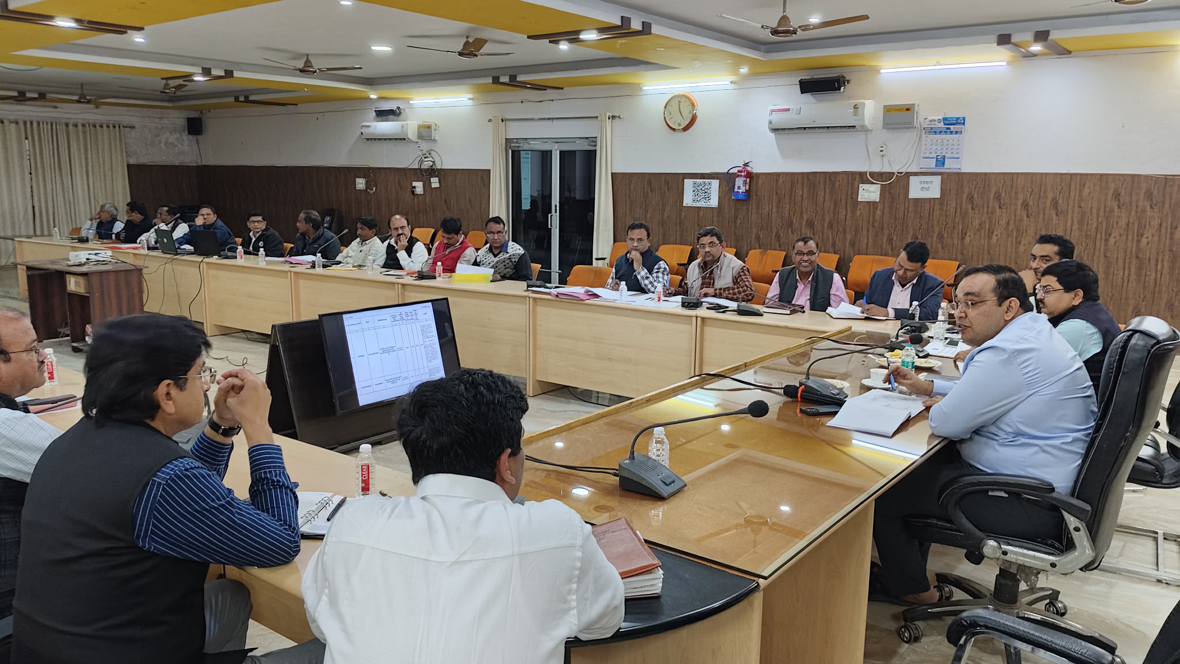 कासगंज: जिलाधिकारी प्रणय सिंह की अध्यक्षता में एक करोड़ रुपये से अधिक लागत के विकास कार्यों की प्रगति समीक्षा हेतु बैठक कलेक्टर सभागार आयोजित की गई।
