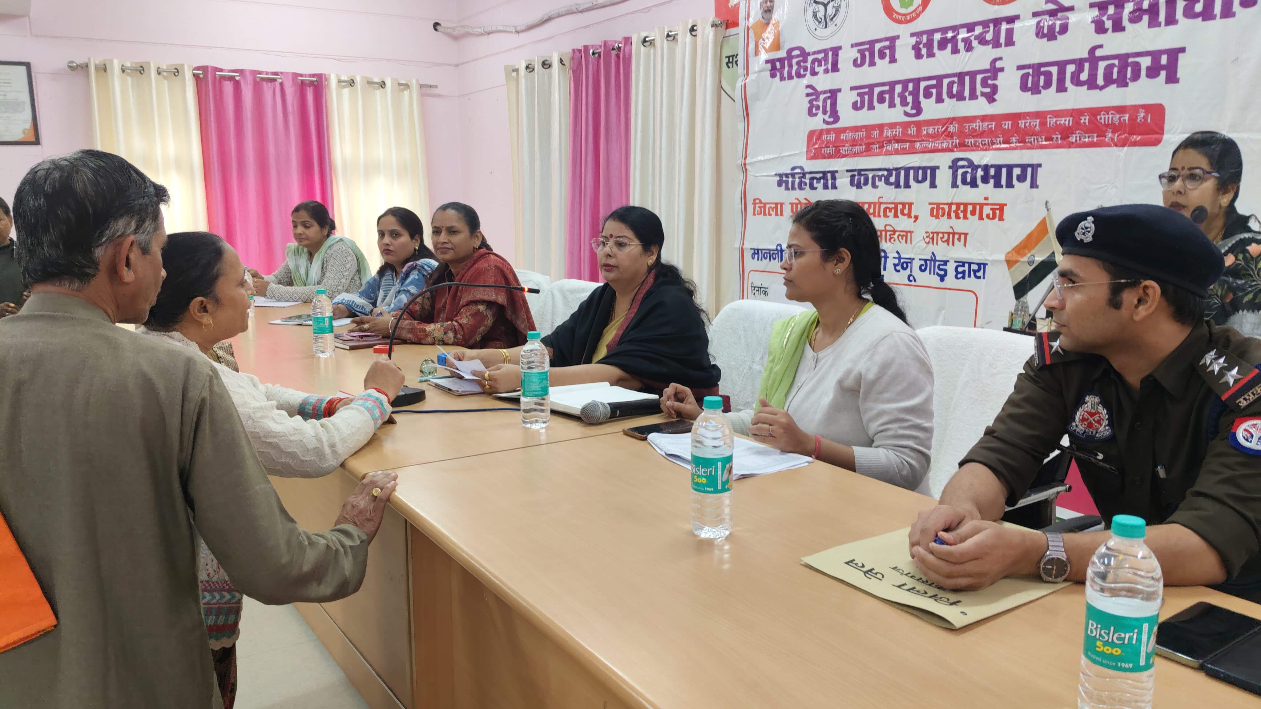 कासगंज में महिला जनसुनवाई राज्य महिला आयोग की सदस्या रेनू गौड़ ने 09 प्रकरणों की सुनवाई कर 02 प्रकरणों को मौके पर किया निस्तारण सम्बन्धित अधिकारियो को शिकायत निस्तारण करने के दिये निर्देश।