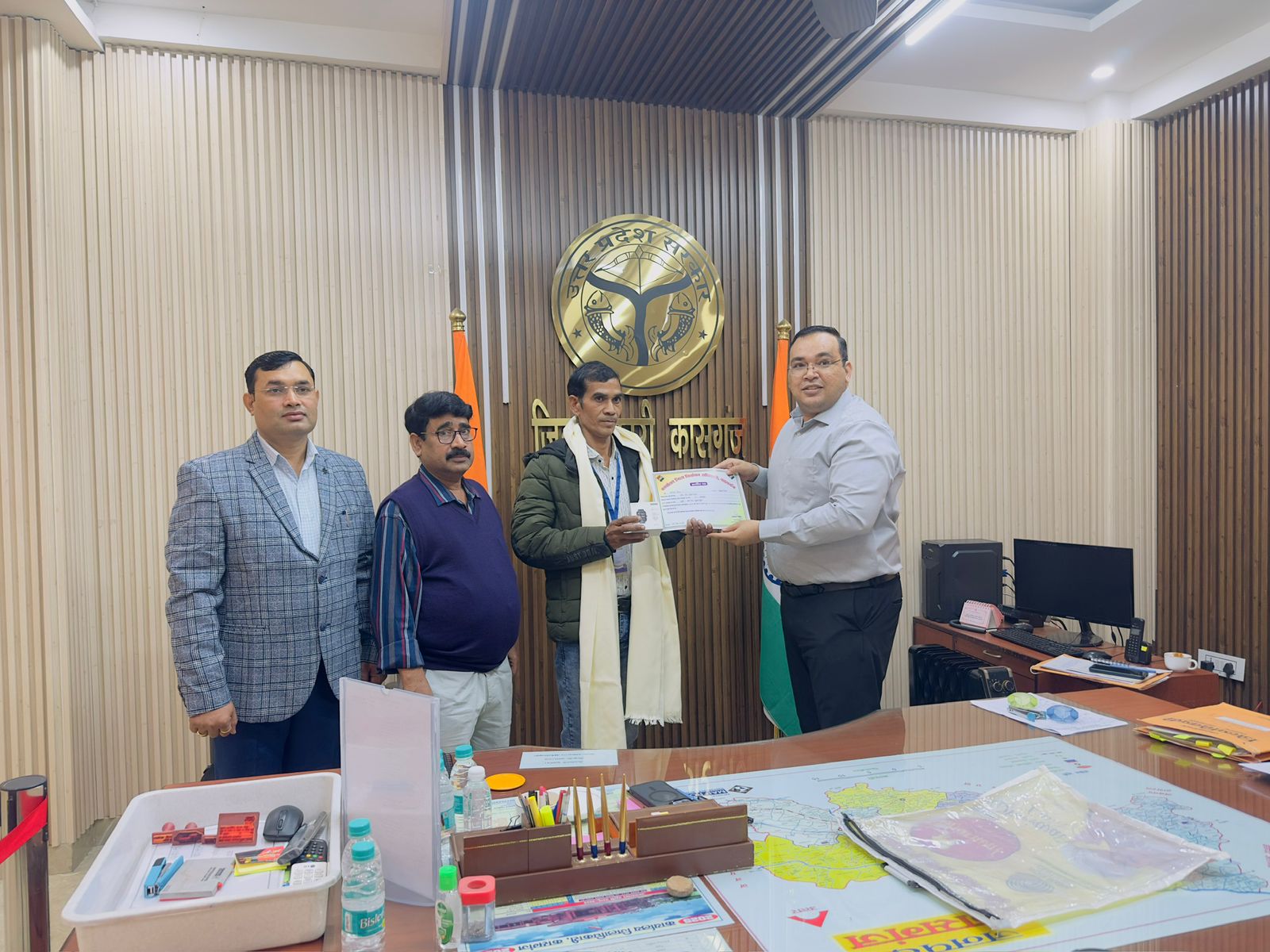 कासगंज:जिलाधिकारी प्रणय सिंह द्वारा विशेष प्रगाढ़ पुनरीक्षण कार्य में विधानसभा वार आज सबसे उत्कृष्ट प्रगति करने वाले बीएलओ को किया सम्मानित