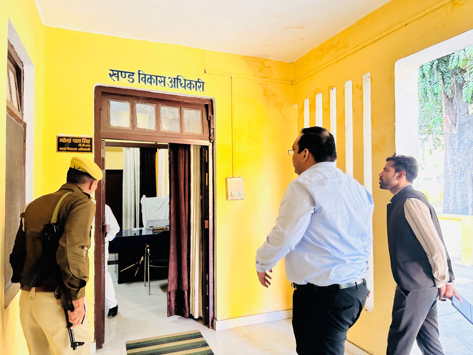 कासगंज:जिलाधिकारी प्रणय सिंह ने विकास खण्ड कासगंज, पोलिंग बूथ संख्या 305/306 अशोक नगर का किया औचक निरीक्षण