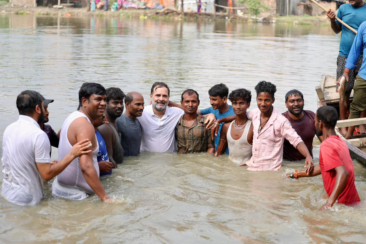 बेगूसराय में राहुल गांधी का मछुआरा समुदाय से जुड़ाव — तालाब में उतरे, समझी मेहनतकशों की तकलीफ़