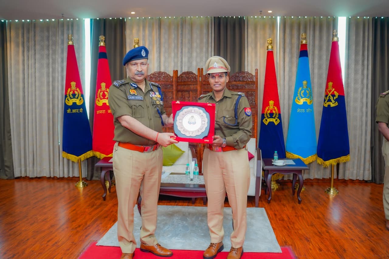 लखनऊ:अंतर्राष्ट्रीय महिला क्रिकेटर एवं पुलिस उपाधीक्षक दीप्ति शर्मा का पुलिस मुख्यालय में सम्मान, यूपी पुलिस परिवार ने गर्व से मनाया विशेष क्षण