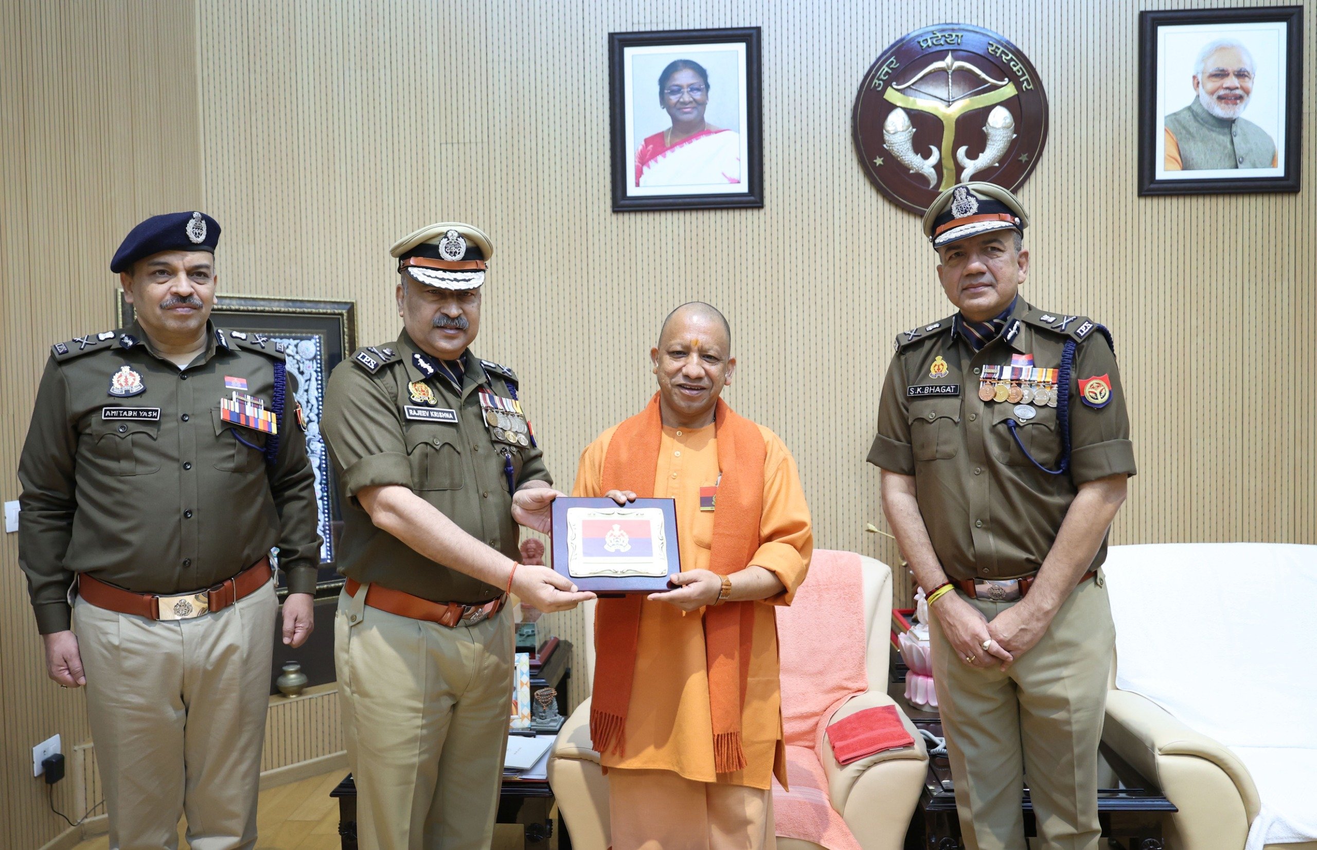 लखनऊ:डीजीपी राजीव कृष्ण ने पुलिस झंडा दिवस पर मुख्यमंत्री को लगाया लैपल-पिन, स्मृति-चिह्न भेंट कर बढ़ाया गौरव