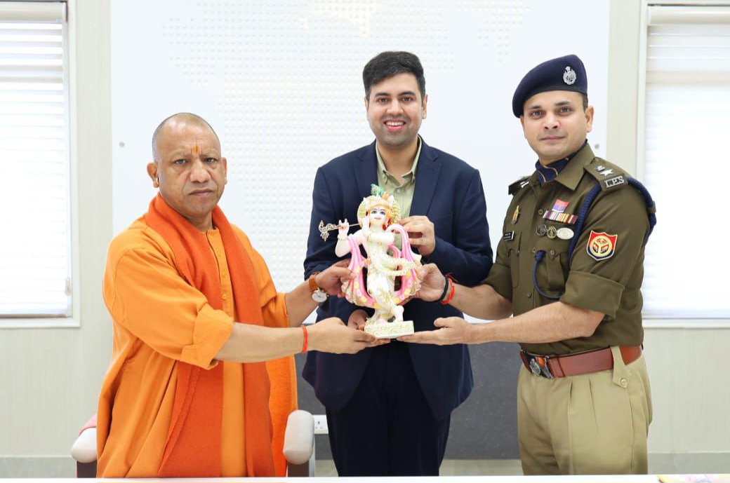 हरदोई के डीएम अनुनय झा और एसपी अशोक मीणा ने की मुख्यमंत्री योगी आदित्यनाथ से मुलाकात