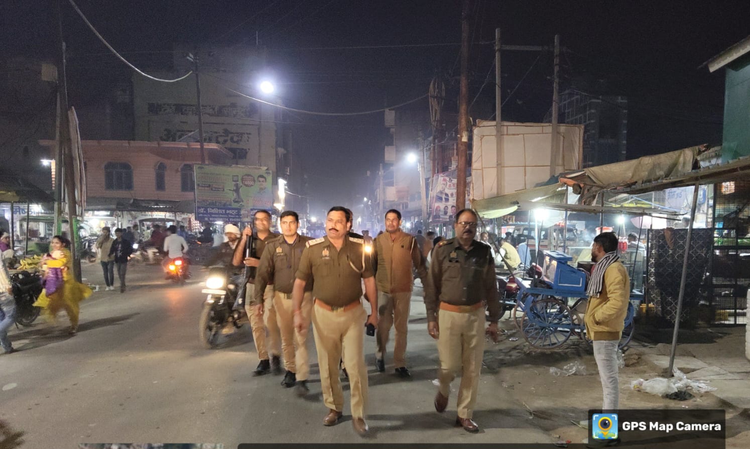 फर्रुखाबाद:शांति व्यवस्था बनाए रखने को नवाबगंज पुलिस की पैदल गश्त, प्रमुख बाजारों में दिखी सतर्कता