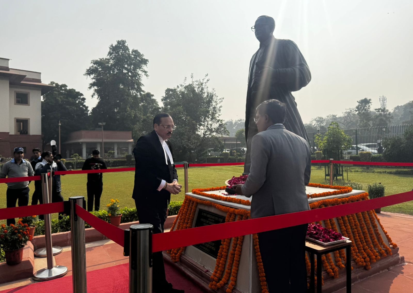 नई दिल्ली: नए CJI सूर्यकांत ने संभाला कार्यभार, सुप्रीम कोर्ट में डॉ. भीमराव अम्बेडकर की प्रतिमा पर पुष्पांजलि अर्पित कर दी श्रद्धांजलि