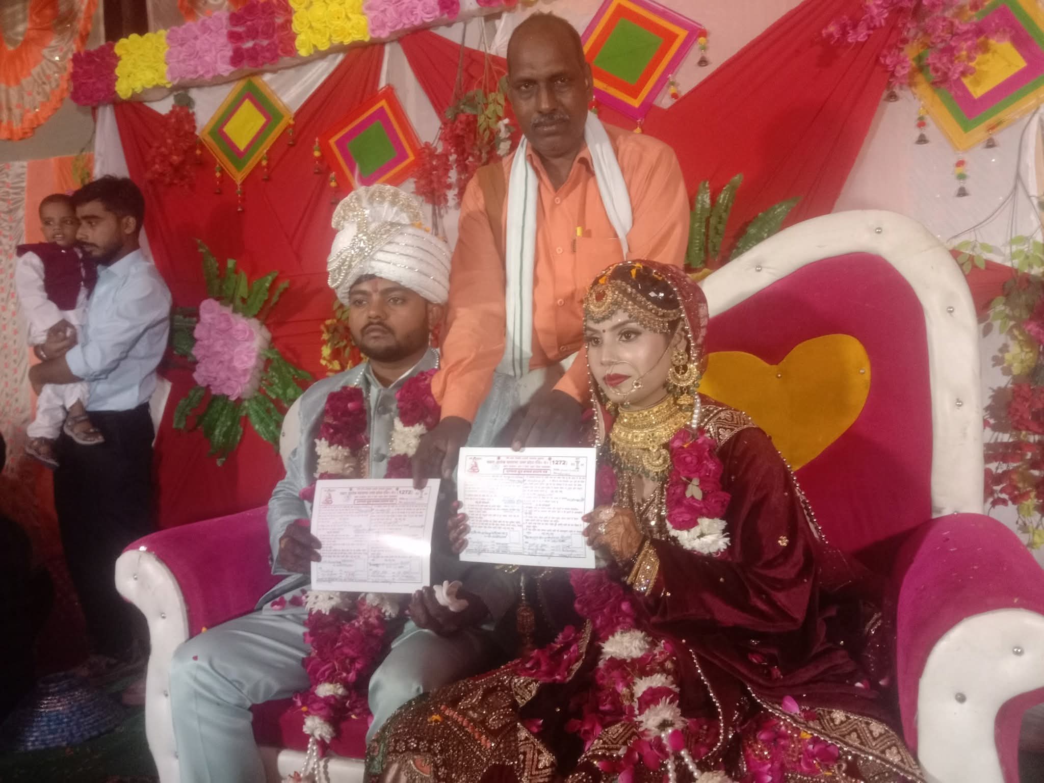 फर्रुखाबाद:प्रेमलता और अर्जुन शाक्य ने बौद्ध रीति से लिए सात संकल्प — धर्मपाल बौद्ध ने किया प्रमाण पत्र वितरण