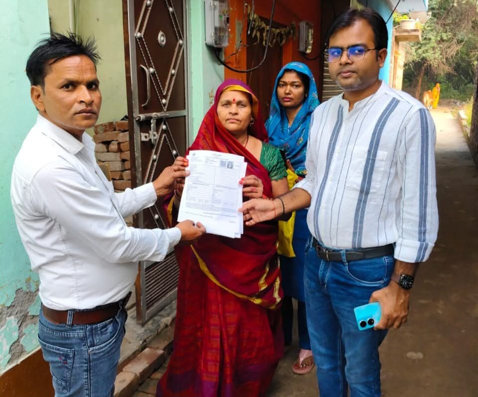 फर्रूखाबाद में विशेष प्रगाढ़ पुनरीक्षण अभियान के तहत मतदाता गणना प्रपत्रों का वितरण शुरू