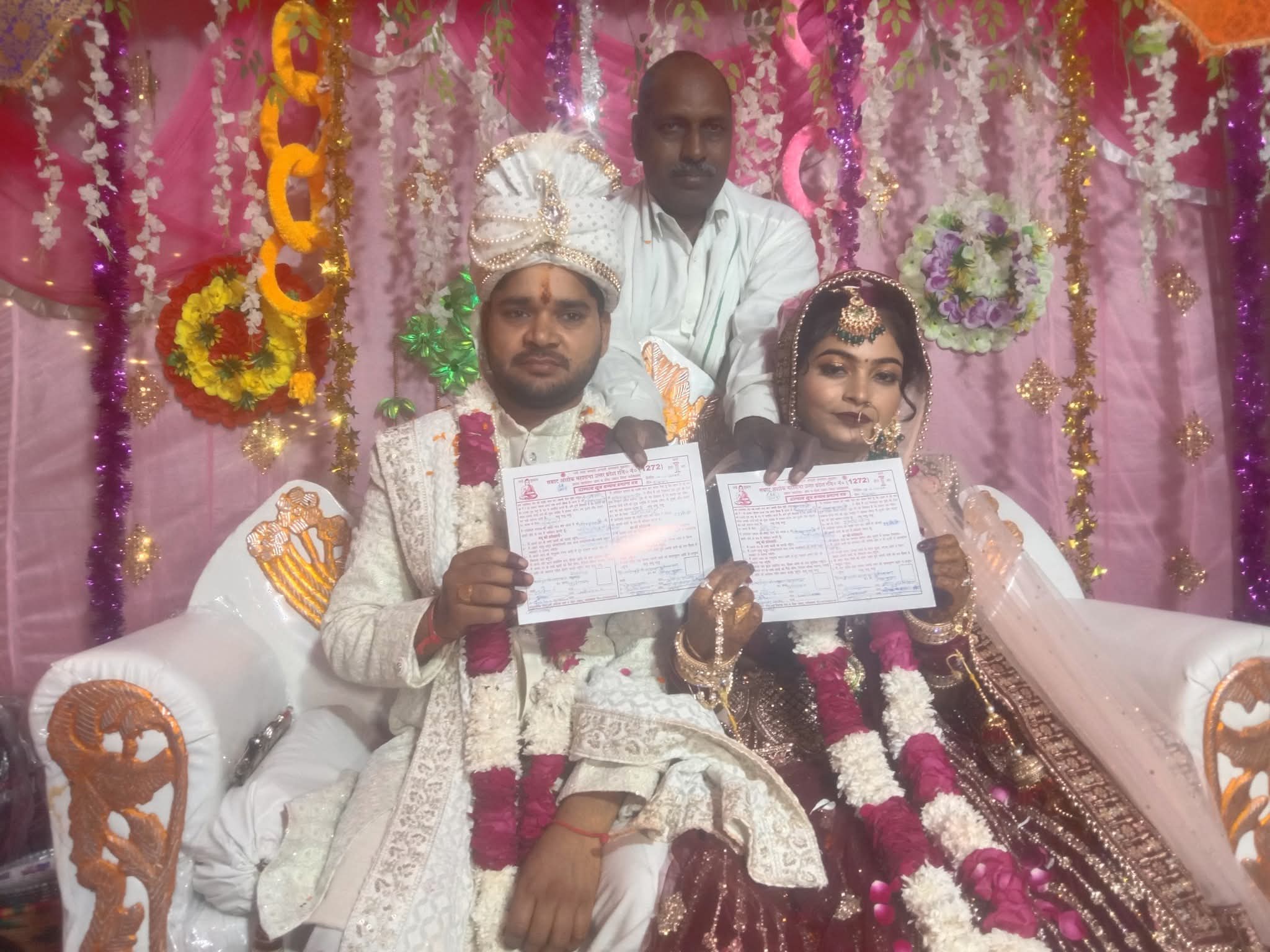 फर्रुखाबाद:बौद्ध रीति से सम्पन्न हुआ विवाह संस्कार, नवयुगल को मिला प्रमाण पत्र