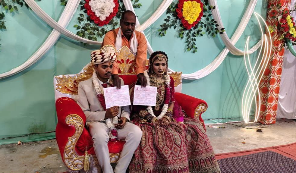 फर्रुखाबाद:बौद्ध रीति से सम्पन्न हुआ अनुराग और रश्मी का विवाह समारोह धम्म के मार्ग पर बंधा एक नया दाम्पत्य सूत्र।