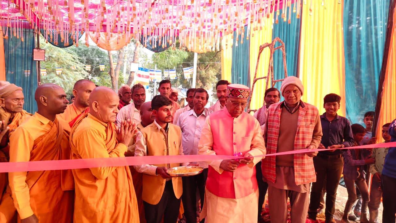 फर्रुखाबाद:ग्राम नगला दुबे में नव निर्मित मैत्री शांति उपवन बुद्ध विहार में भगवान बुद्ध की प्रतिमा का भव्य अनावरण