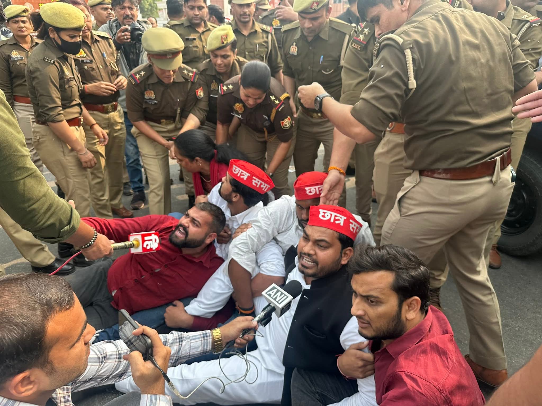 लखनऊः INDIA TODAY मैगज़ीन के खिलाफ समाजवादी संगठनों का जोरदार प्रदर्शन, हज़रतगंज चौराहे पर प्रतियां जलाईं