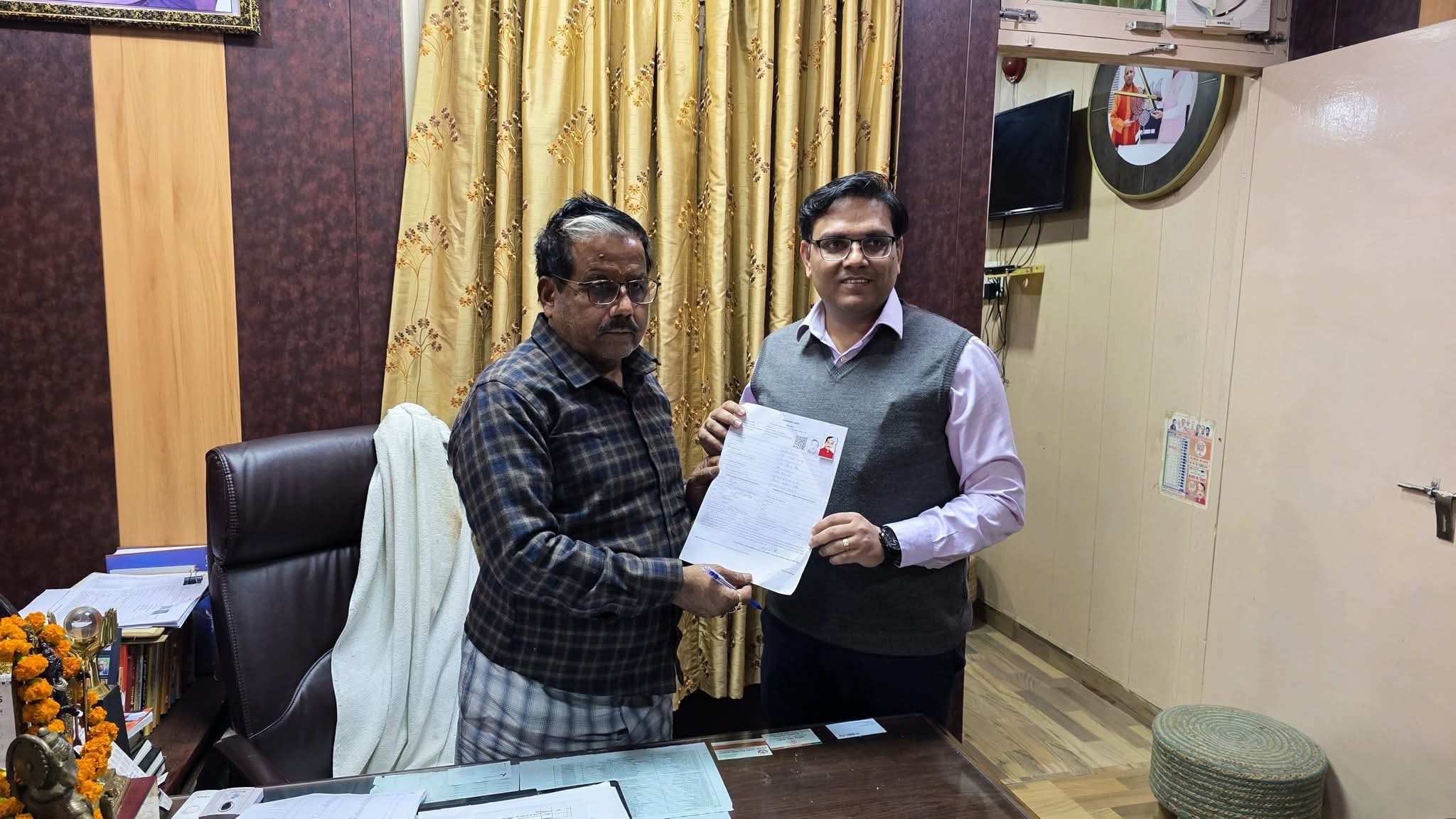 फर्रुखाबाद:भोजपुर विधायक नागेंद्र राठौर ने भरा गणना प्रपत्र, मतदाता जागरूकता का दिया संदेश