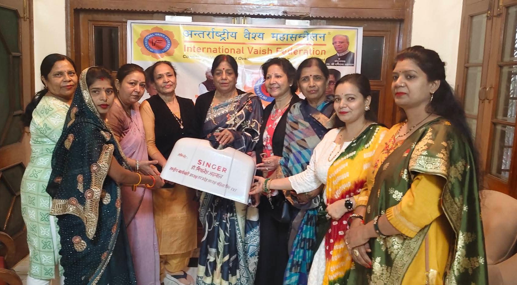 फर्रुखाबाद:अंतरराष्ट्रीय वैश्य महासम्मेलन द्वारा दो जरूरतमंद महिलाओं को सिलाई मशीनें प्रदान, आत्मनिर्भरता की ओर महत्वपूर्ण कदम
