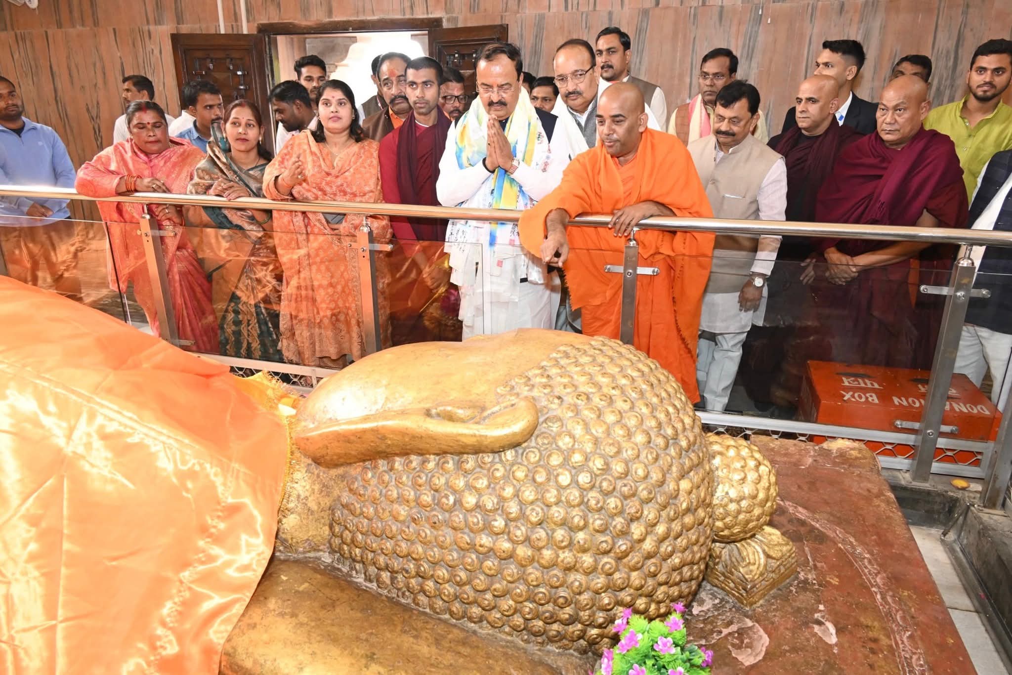 कुशीनगर: उत्तर प्रदेश के उपमुख्यमंत्री केशव प्रसाद मौर्य ने किया भगवान बुद्ध के महापरिनिर्वाण स्थल पर दर्शन