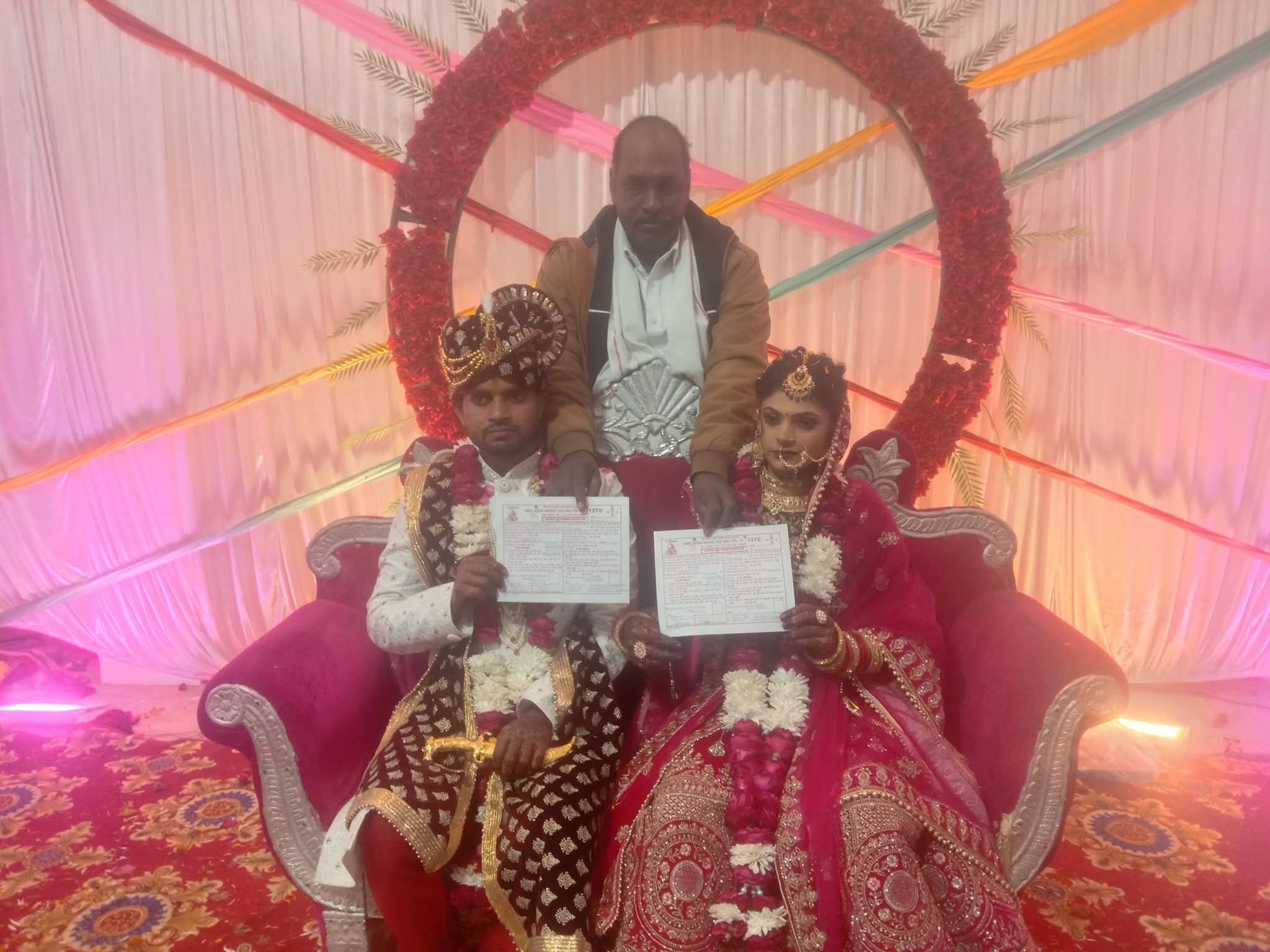 फर्रुखाबाद:नगला निजामपुर में बौद्ध रीति से सम्पन्न हुआ दाम्पत्य सूत्र बन्धन संस्कार, प्रमाण पत्र सौंपे गए