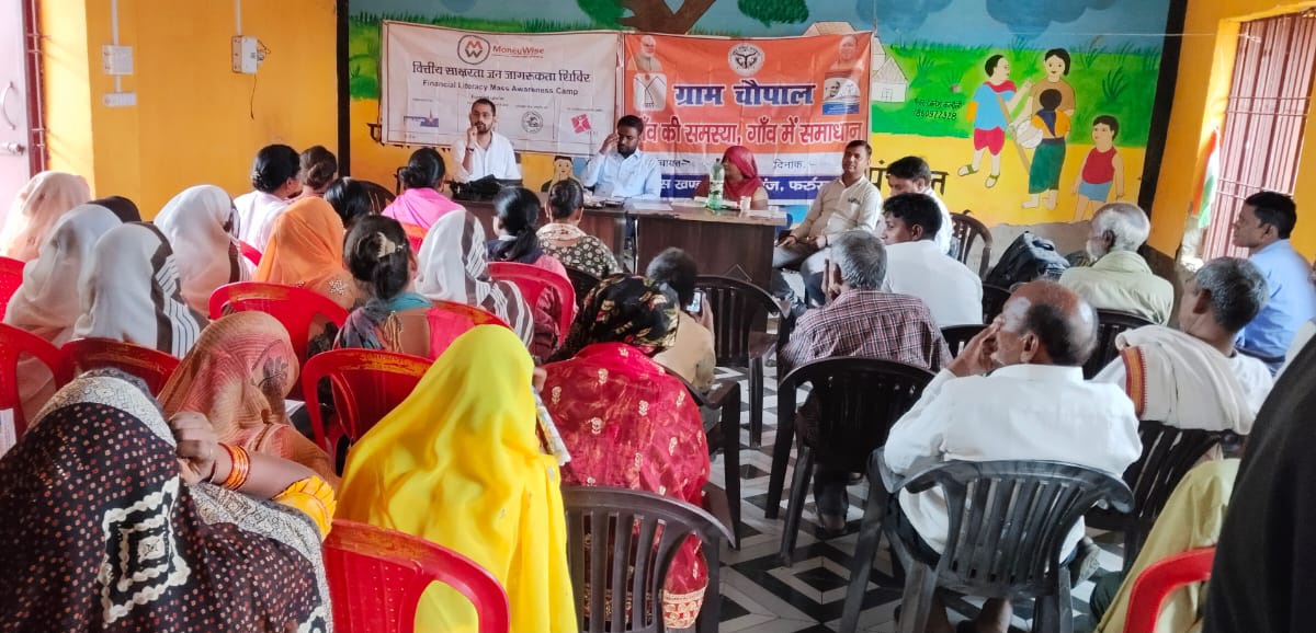 फर्रुखाबाद:ग्राम चौपाल में उठाई जलभराव की समस्या, ग्रामीणों ने सौंपा बीडीओ को ज्ञापन