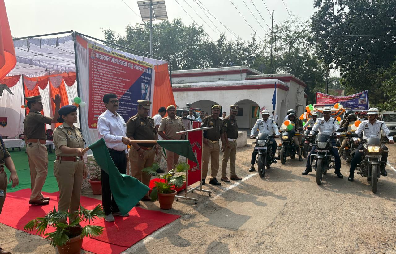 फर्रुखाबाद में यातायात माह-2025 का शुभारम्भ, जिलाधिकारी व पुलिस अधीक्षक ने हरी झंडी दिखाकर रैली को किया रवाना